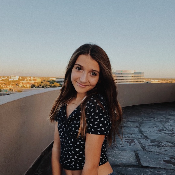 Meet your Posher, Carly - Picture 1 of 1